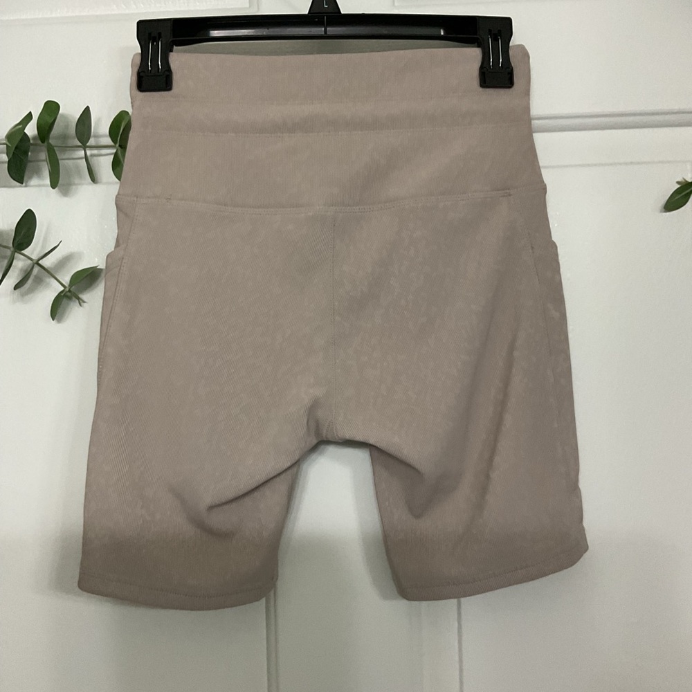 High-Waist Ribbed Bike Shorts in Taupe - Picture 4 of 8
